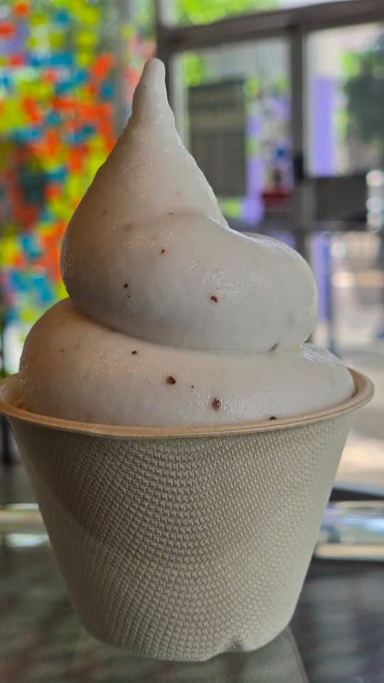Helado suave de coco servido en 183 Grados de Bayamón