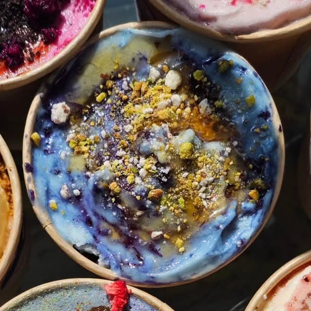 Helado azul con pistachos y toppings artesanales de 183 Grados