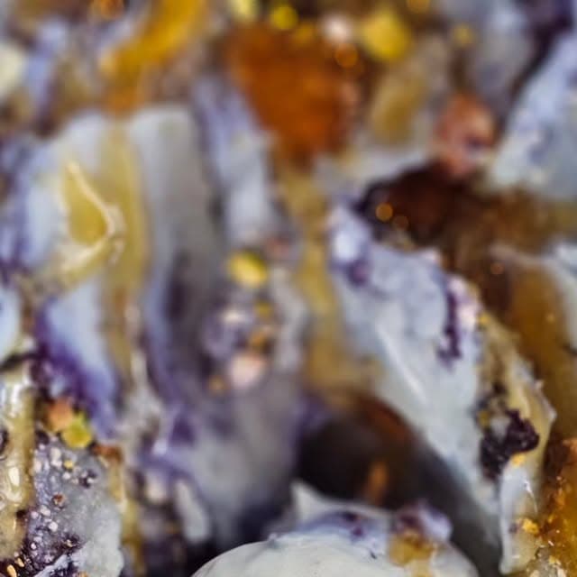 Detalle de helado azul con pistachos preparado por 183 Grados