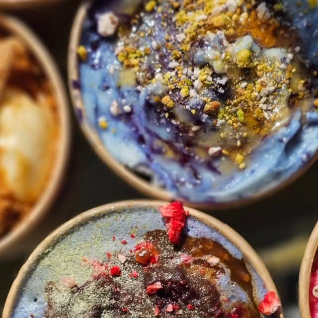 Selección de helados artesanales de colores en 183 Grados